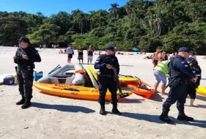 Leia mais sobre o artigo Operação na Ilha do Campeche, em Florianópolis, retira pedalinhos, caiaques e pranchas irregulares