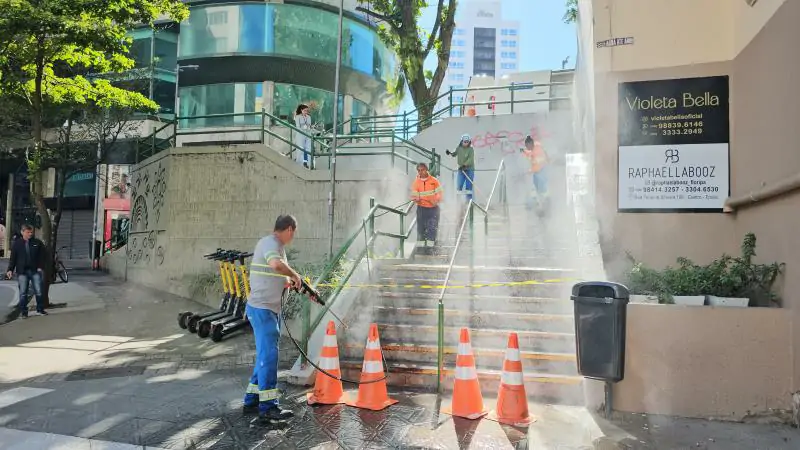 Prefeitura de Florianópolis implanta novo sistema de lavação volante em praças e escadarias 1