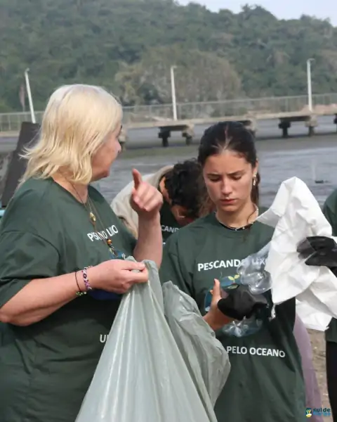 Mutirão de limpeza mobiliza comunidade e reforça a importância da preservação marinha em Florianópolis 36