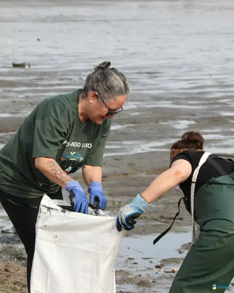 Mutirão de limpeza mobiliza comunidade e reforça a importância da preservação marinha em Florianópolis 18