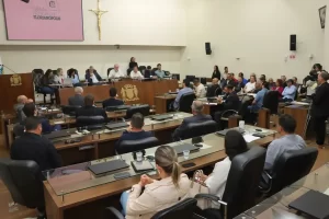 Leia mais sobre o artigo Com plenário lotado, Câmara discute regularização e futuro dos quiosques em Florianópolis