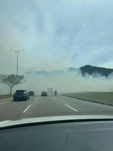 Leia mais sobre o artigo Fogo às margens da SC-401 Sul comprometeu visibilidade de motoristas em Florianópolis