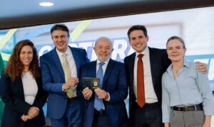 Leia mais sobre o artigo Lula sanciona lei que cria Carteira Nacional do Professor