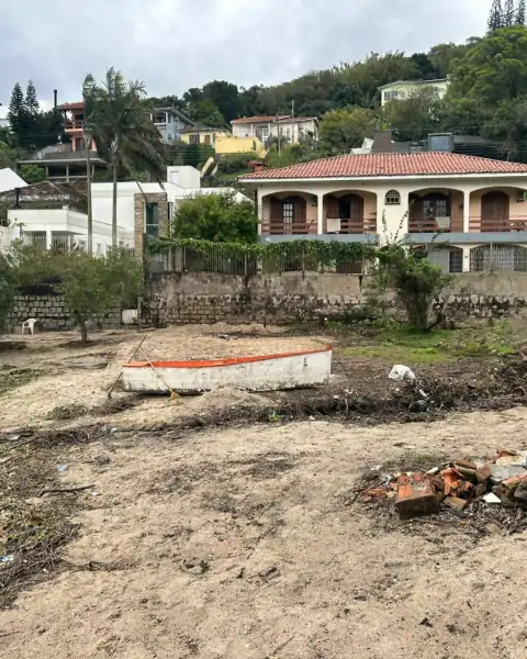 Pescador inicia ação de limpeza na Praia do Saco dos Limões com objetivo de revitalizar espaço para crianças 4