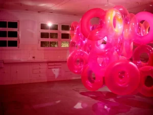 Leia mais sobre o artigo Roberta Tassinari apresenta instalação imersiva “Croma” na Fundação Cultural Badesc 