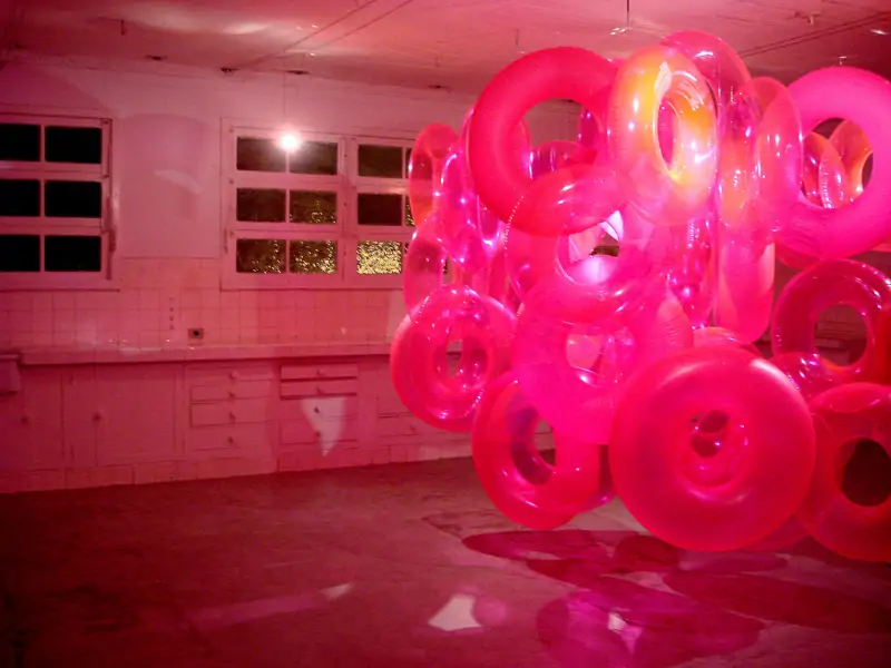 Roberta Tassinari apresenta instalação imersiva “Croma” na Fundação Cultural Badesc  1