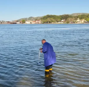 Leia mais sobre o artigo Amostras coletadas e analisadas pelo IMA em parceria com o IFSC explicam manchas na Lagoa da Conceição