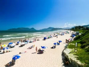 Leia mais sobre o artigo Florianópolis espera receber 3 milhões de turistas na temporada e anuncia principais ações da Operação Verão 2025/2026