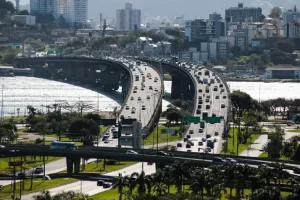 Leia mais sobre o artigo Infraestrutura atua de forma permanente na manutenção e em ações de segurança nas pontes Pedro Ivo e Colombo Salles