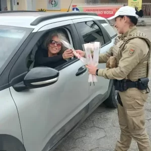 Leia mais sobre o artigo Polícia Militar Rodoviária realiza ação do Outubro Rosa na SC-405, em Florianópolis