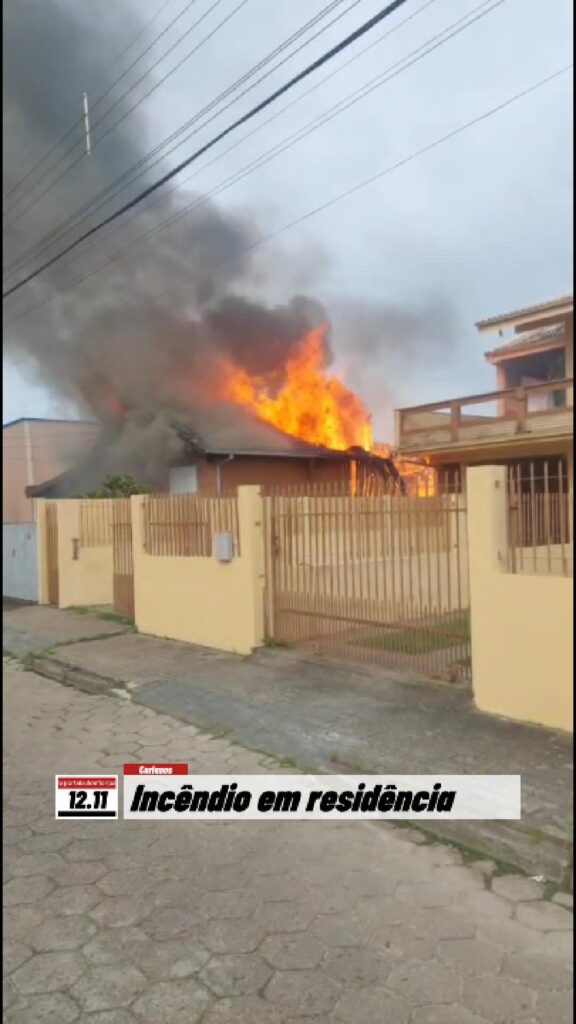 Incêndio destrói residência no bairro Carianos na manhã desta quarta-feira 1