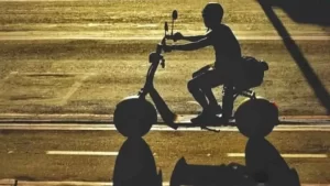 Leia mais sobre o artigo Nova regra exigirá CNH, placa e capacete para todos os ciclomotores em 2026