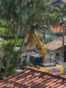 Leia mais sobre o artigo Operação Solo Legal derruba construções irregulares na Praia da Solidão, no Extremo Sul de Florianópolis