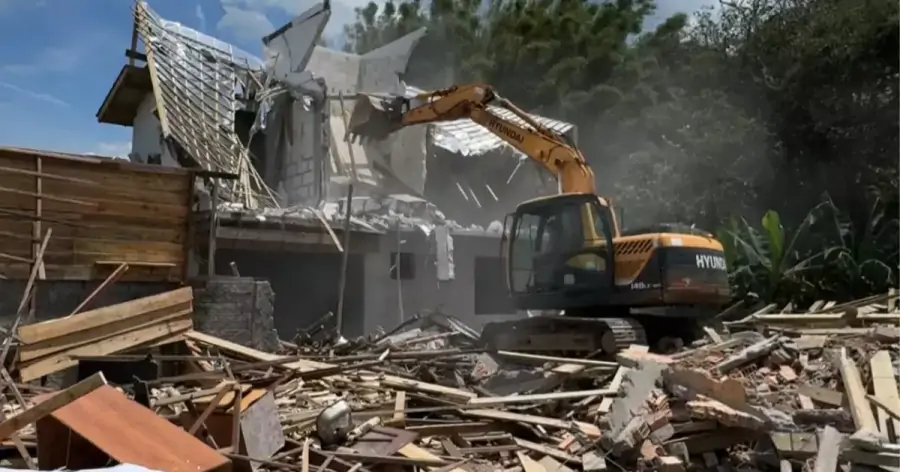 Prefeitura realiza demolição de 13 construções irregulares no Ribeirão da Ilha 1