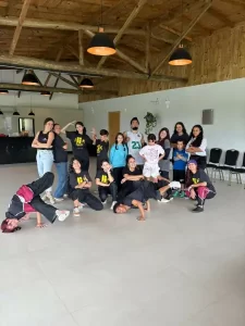 Leia mais sobre o artigo Projeto MoVer estreia na Capital e promove aulas gratuitas de dança para crianças e adultos no Santinho