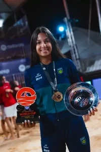 Leia mais sobre o artigo Beatriz Valério é campeã mundial juvenil de Beach Tennis com a Seleção Brasileira