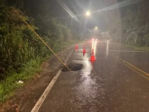 Leia mais sobre o artigo Buraco Perigoso no Morro da Lagoa condutores na SC-401