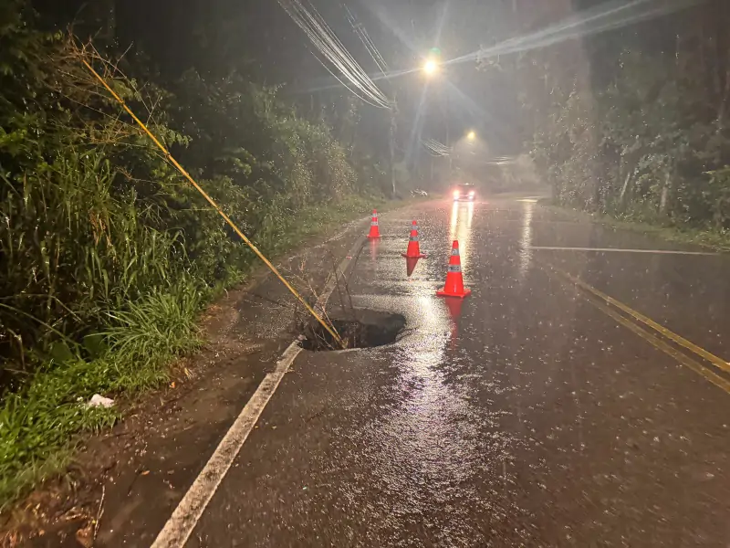 Buraco Perigoso no Morro da Lagoa condutores na SC-401 1