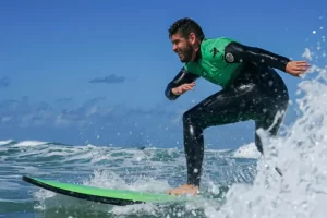 Leia mais sobre o artigo Aprenda a surfar e evolua suas habilidades na Escola Peterson Boeira