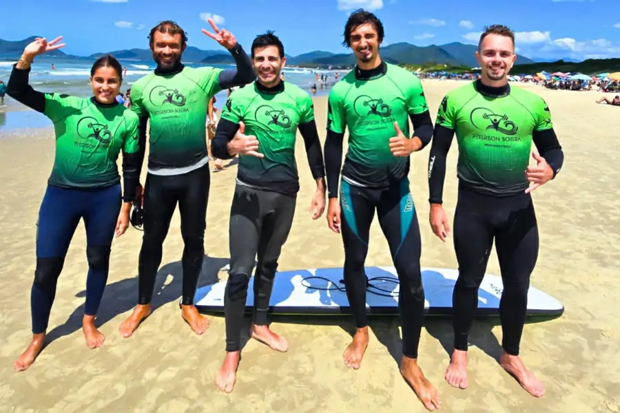 Aprenda a surfar e evolua suas habilidades na Escola Peterson Boeira 2