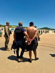Leia mais sobre o artigo Arrastão da Legalidade resulta em quatro prisões na praia do Campeche