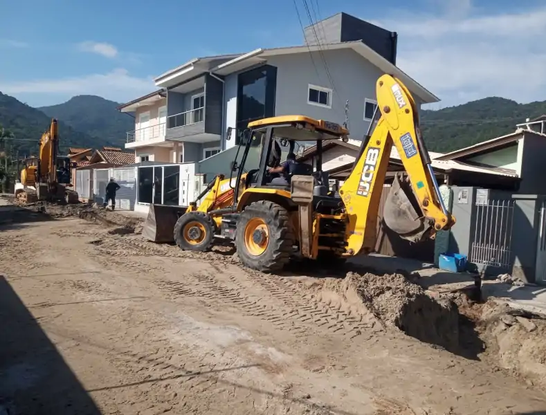 CASAN inicia novo trecho da obra de implantação da rede de esgoto no Bairro Cacupé 1
