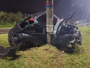 Leia mais sobre o artigo Carro “abraça” poste de iluminação na Via Expressa Sul