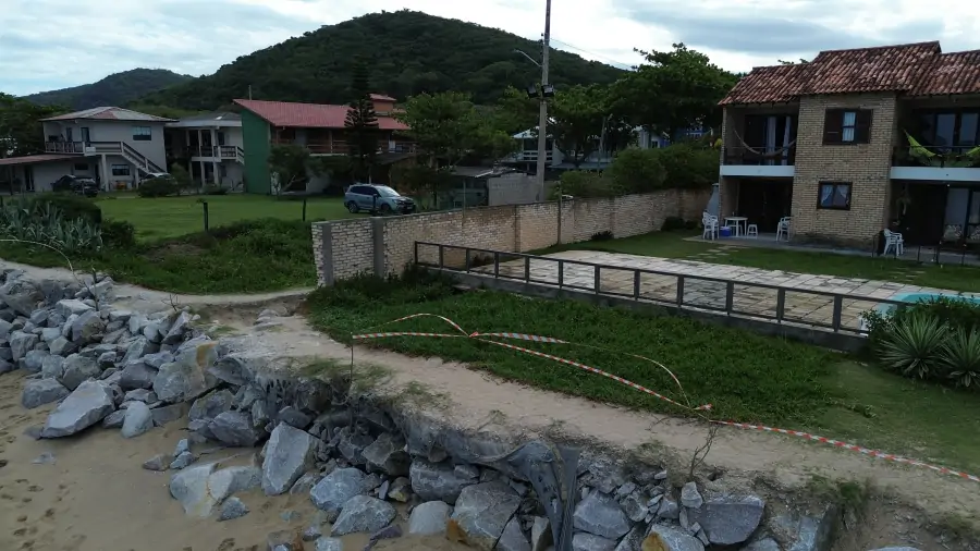 Moradores da Armação pedem novos reparos em barreira de contenção após avanço do mar na Rua Lua Cheia 2