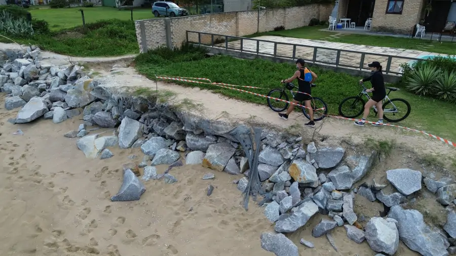 Moradores da Armação pedem novos reparos em barreira de contenção após avanço do mar na Rua Lua Cheia 1