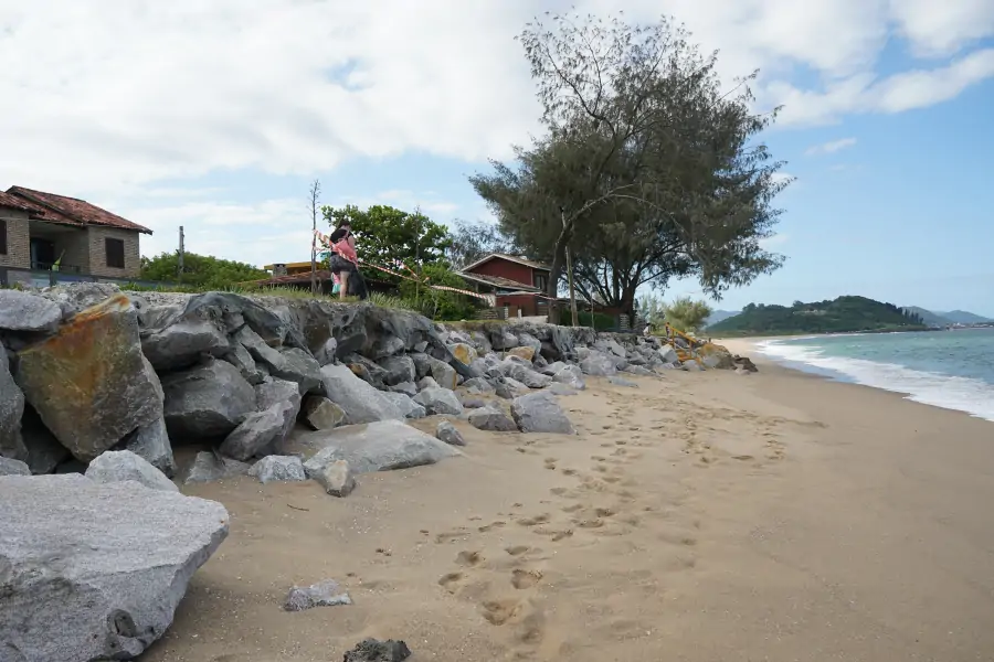 Moradores da Armação pedem novos reparos em barreira de contenção após avanço do mar na Rua Lua Cheia 11