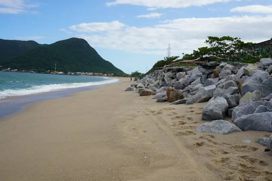Moradores da Armação pedem novos reparos em barreira de contenção após avanço do mar na Rua Lua Cheia 12