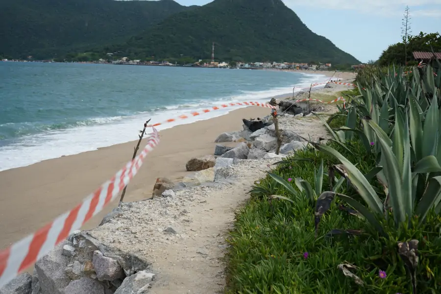 Moradores da Armação pedem novos reparos em barreira de contenção após avanço do mar na Rua Lua Cheia 13