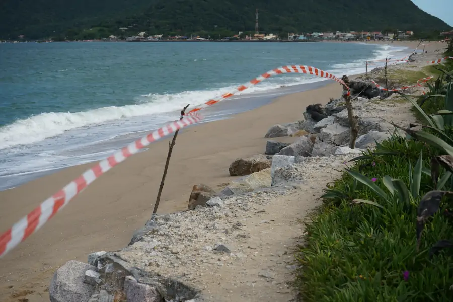 Moradores da Armação pedem novos reparos em barreira de contenção após avanço do mar na Rua Lua Cheia 14