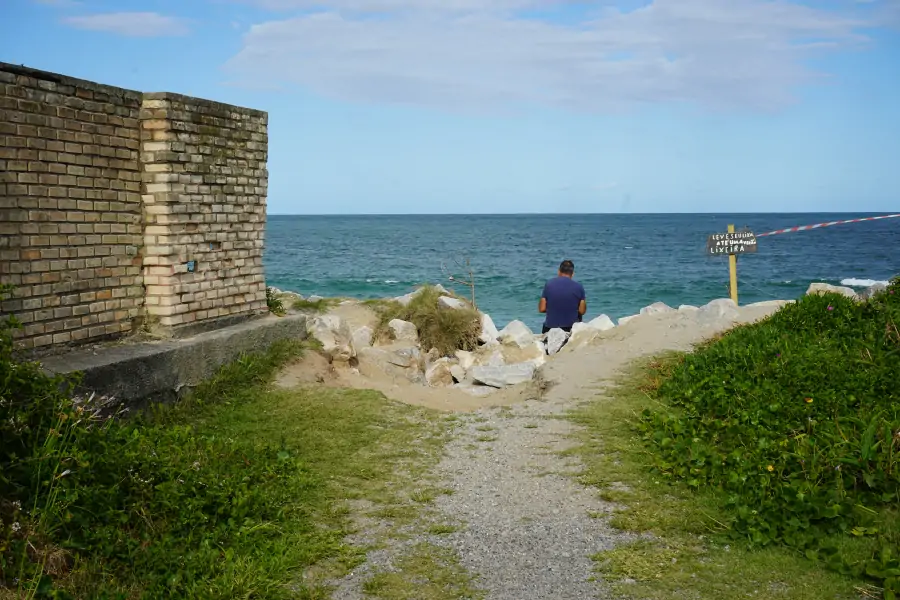 Moradores da Armação pedem novos reparos em barreira de contenção após avanço do mar na Rua Lua Cheia 15