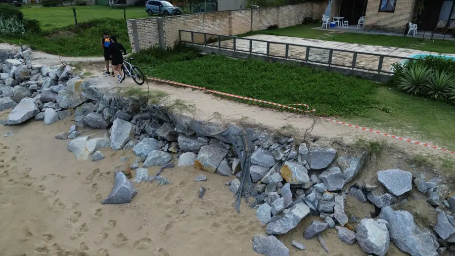 Moradores da Armação pedem novos reparos em barreira de contenção após avanço do mar na Rua Lua Cheia 3