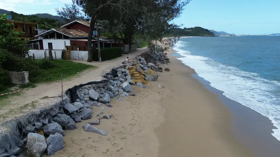Moradores da Armação pedem novos reparos em barreira de contenção após avanço do mar na Rua Lua Cheia 4
