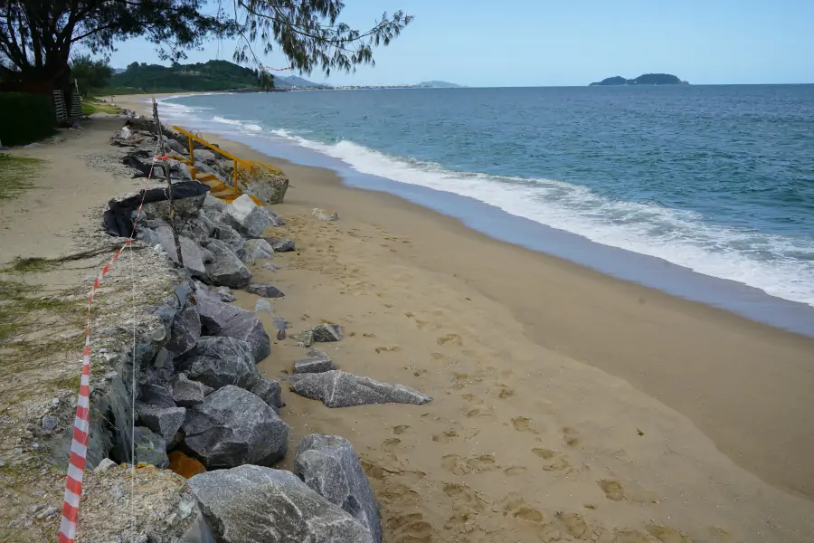 Moradores da Armação pedem novos reparos em barreira de contenção após avanço do mar na Rua Lua Cheia 5