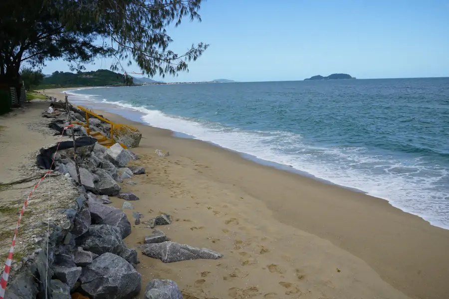 Moradores da Armação pedem novos reparos em barreira de contenção após avanço do mar na Rua Lua Cheia 6