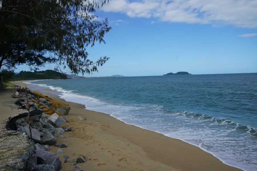 Moradores da Armação pedem novos reparos em barreira de contenção após avanço do mar na Rua Lua Cheia 7