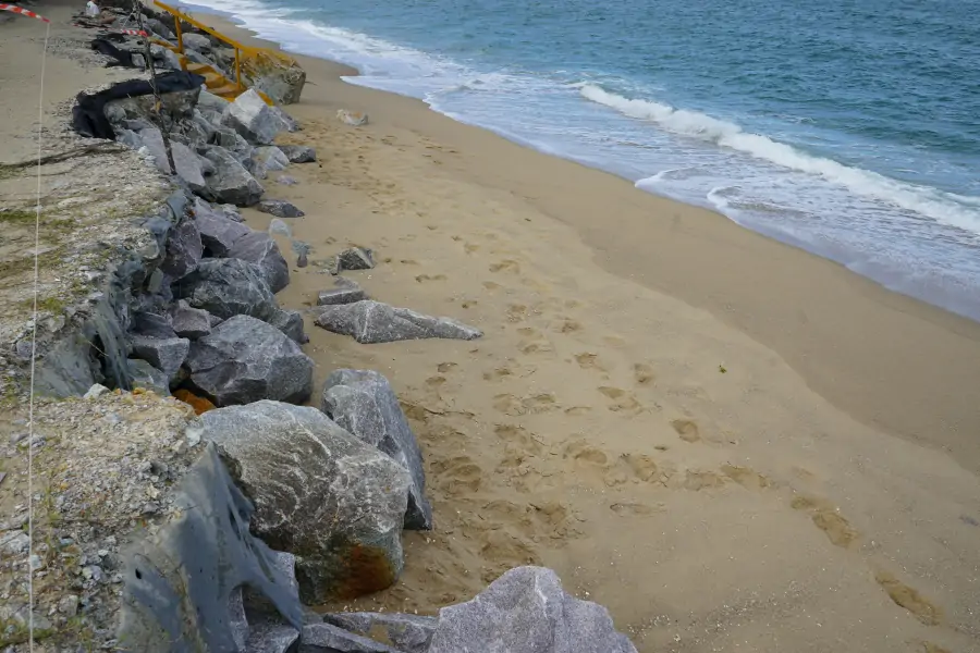 Moradores da Armação pedem novos reparos em barreira de contenção após avanço do mar na Rua Lua Cheia 8