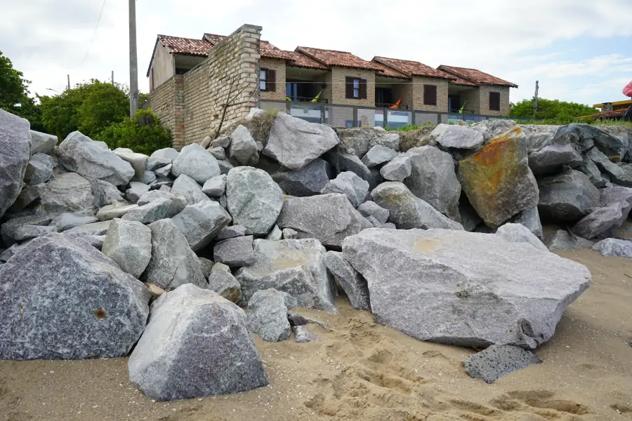 Moradores da Armação pedem novos reparos em barreira de contenção após avanço do mar na Rua Lua Cheia 9