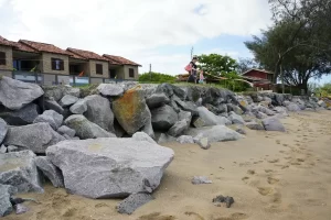 Moradores da Armação pedem novos reparos em barreira de contenção após avanço do mar na Rua Lua Cheia 8
