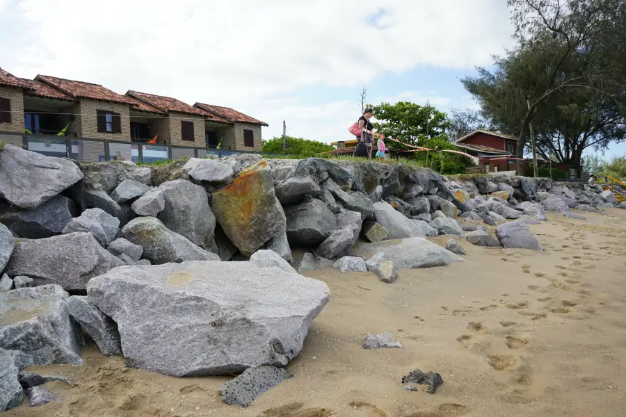 Moradores da Armação pedem novos reparos em barreira de contenção após avanço do mar na Rua Lua Cheia 10