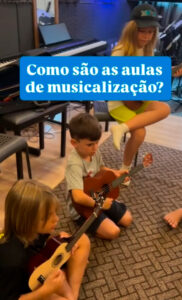 Leia mais sobre o artigo Musicalização infantil: como as primeiras aulas ajudam no desenvolvimento, na socialização e na escuta das crianças