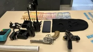 Tentativa de fuga termina com homem preso por porte ilegal de arma de fogo no bairro Monte Cristo 19