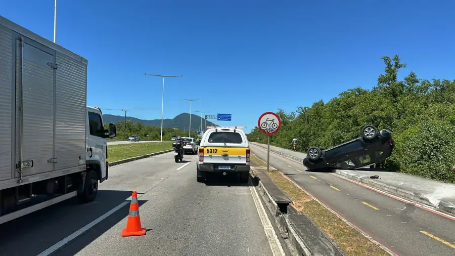 Veículo capota na SC-401 e trânsito fica parcialmente interrompido nesta segunda-feira 1