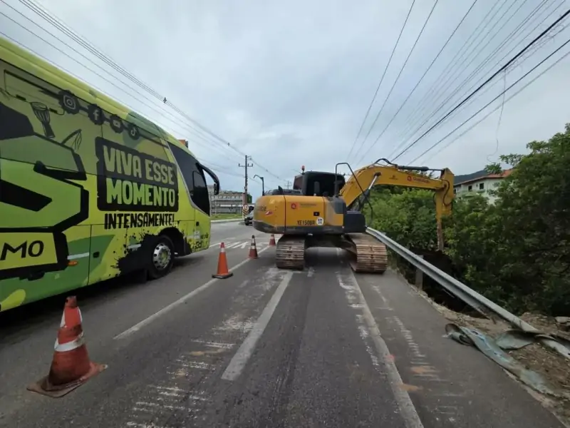 SC-405 tem trânsito parcialmente interditado no Campeche para obras de recuperação do acostamento 1