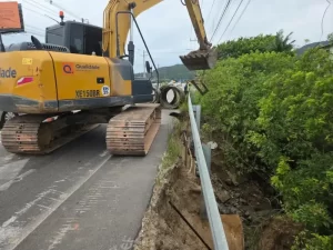 Leia mais sobre o artigo SC-405 tem trânsito parcialmente interditado no Campeche para obras de recuperação do acostamento