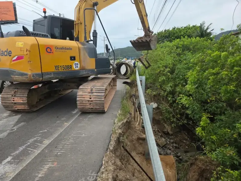 SC-405 tem trânsito parcialmente interditado no Campeche para obras de recuperação do acostamento 2