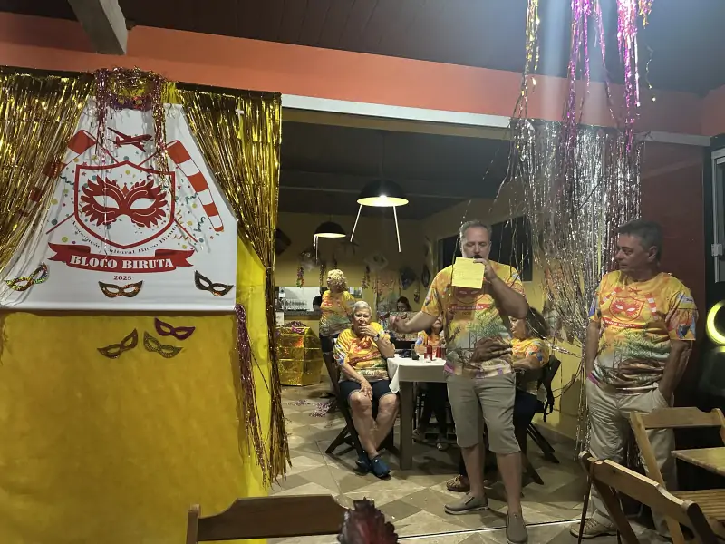 Bloco Biruta lança enredo 2026 em homenagem às benzedeiras do Carianos durante esquenta no bairro 1
